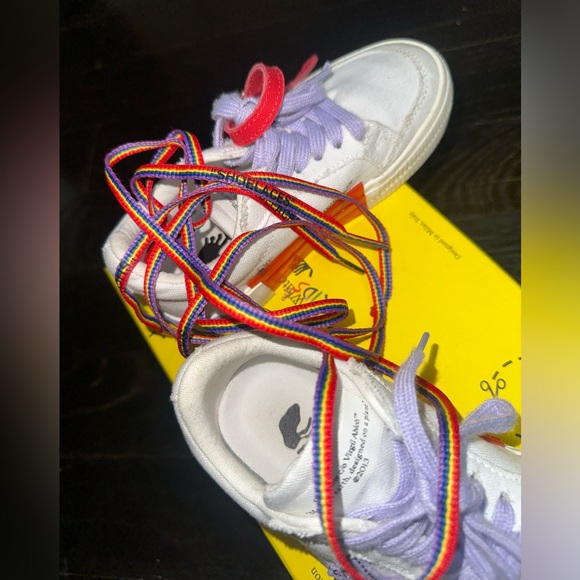 Off-White Kids
Vulcanized low-top sneakers - Picture 2 of 6